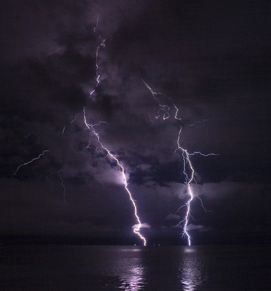 Phatman_-_Lightning_on_the_Columbia_River_%28by-sa%29.jpg